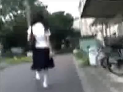 ヤバイやつ！短パン履いた素人制服JKを痴漢凌辱レイプ！犯されたケツにザーメンぶっかけられる悲劇の女子校生