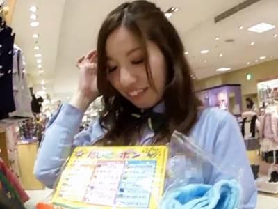 【素人逆さ撮り】ベビー服売り場のショップ店員お姉さん♡むっちりケツに食い込んだ下着パンチラを痴漢盗撮！！