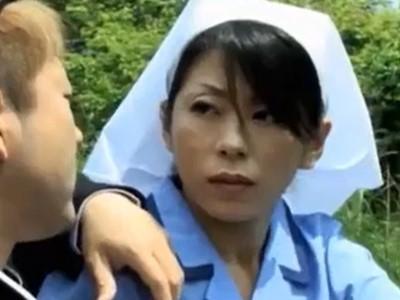 不良に絡まれてしまった割烹着のおばちゃん！人気のない場所でバックピストンレイプされる熟女青姦！【ながえスタイル】