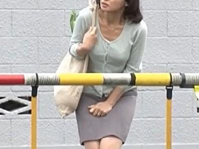 「おしっこ漏れちゃう//」お漏らし人妻！我慢できず他人の家で放尿！住人に見られてしまい性処理奴隷としてレイプされる！