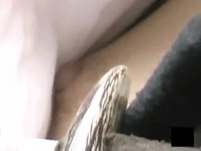 《お宝・個人流出》携帯を触りながら何か考え事してる素人ギャルお姉さんの胸チラ乳首チラポロリ大ハプニング盗撮映像！