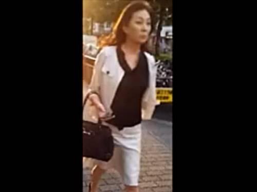 【熟女・盗撮】年増だけどスタイルの良いスーツOLおばさんをストーキングして素人パンチラ逆さ撮り！！