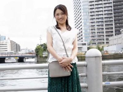 《四十路熟女》43歳、透き通るような美魔女！『生がいい…』と自ら中出しSEXを懇願する本物人妻乱交ドキュメンタリー！