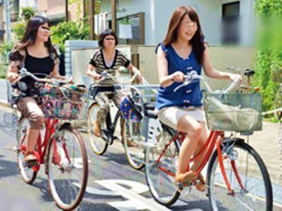 《ママチャリ人妻・潮吹き痴漢》出産で感度が上がってしまった早漏妻を突きまくり！お漏らしハメ潮撒き散らす失禁奥様！