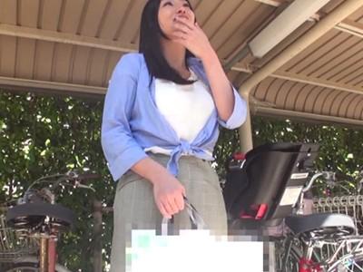《人妻ナンパ》巨乳なママチャリ団地妻ゲット♪！ 夜の営みがご無沙汰な三十路美人が…チ●ポ見せつけで大発情！！