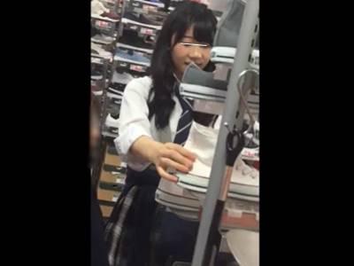 【パンチラ盗撮】お買い物を楽しむ制服JKのミニスカート内を逆さ撮りした痴漢盗撮映像！《女子校生/素人》