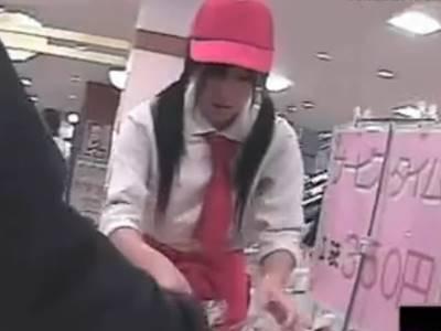 ※閲覧注意。ヤバイやつ【盗撮】パン屋さんで働く制服姿の素人お姉さんを店内で大胆なパンチラ逆さ撮りした映像が流出！！