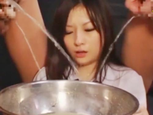 【閲覧注意】制服JKが3人分の大量おしっこを極太注射器でゴクゴク飲まされる！【美少女調教】