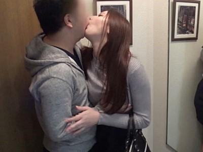 《人妻ナンパ》酒に酔った泥酔素人若妻を自宅へ連れ込んでする濃厚セックス！巨乳美人な他人嫁の寝取られ酒酔い不倫！