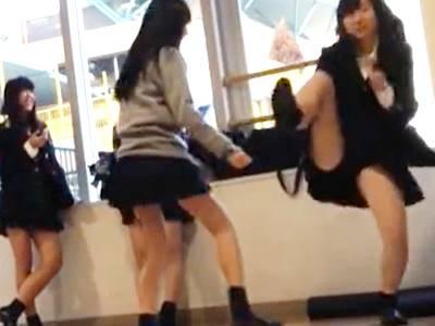 【流出映像】校内で悪ふざけしてはしゃぐ素人制服JKのパンチラを隠し撮りした盗撮動画