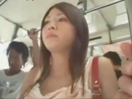 【バス内レイプ】美少女ギャルの服を切り裂いて痴漢集団が犯しまくる！泣き叫ぶ巨乳お姉さんに容赦なく中出し！！