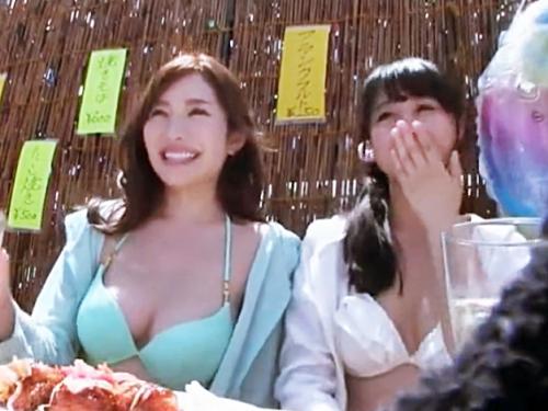 スタイル抜群！！巨乳な水着ギャル2人をナンパ！！お酒やゲームで気分が盛り上がった所でセックスに持ち込む