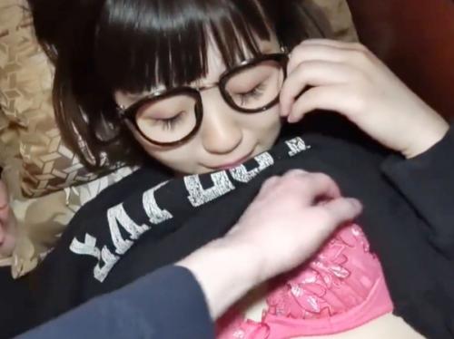【素人個人流出】《メガネ×ロリ》カラオケ店で貧乳ちっぱいなJDのパイパンま〇こを手マンでグチョ濡れにしてハメ撮り！