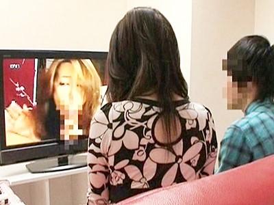 《人妻》親子2人っきりでAV鑑賞した結果…母親オマ●コに童貞息子チンポを出し入れする姿が撮影される【素人/近親相姦/熟女】