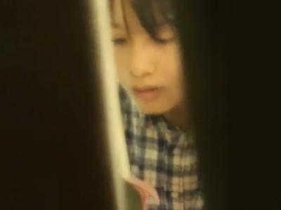 《民家盗撮》乳首ポロリや下着姿を晒してる美少女女子大生の私生活を窓の隙間から覗き見る隠し撮り痴漢映像【素人個人撮影】