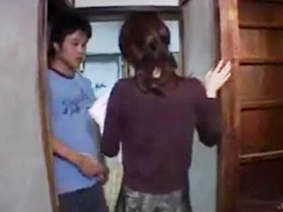 《母親/中出し》「いっしょにお風呂入らない？♥」息子とヤリたい熟女人妻！乳首を立ててチ●ポをしゃぶるママさんへ膣内射精！