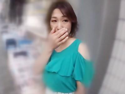 ♥熟女ナンパ『えっ…？若くないです』ご友人とお茶帰りだという派手目の奥様♡！エロい身体の四十路巨乳人妻おばさんに中出し！