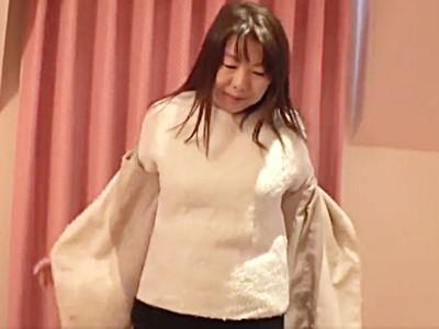 《五十路熟女》素人53歳♡ラブホ初体験で緊張するむっちり巨乳人妻おばさん♡苦悶表情のちょいデブ浮気マダムへ大量中出し！！