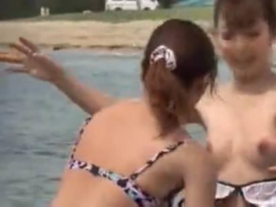 【ポロリハプニング映像集】海辺で遊ぶ素人ギャルたちが何か行動する度に水着が解けて胸チラ露出してしまう瞬間を盗撮！