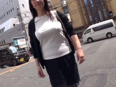 《素人熟女》Hカップ爆乳で五十路とは思えないボイン巨尻奥様♡！明るい色白人妻が不倫ハメ撮りセックスで中出し！【おばさん】