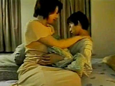 『ママのおっぱい揉んでいいのよ♡』淫らな人妻主婦！息子を愛してやまない熟女母が夜這いに来る近親相姦！！