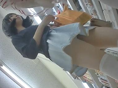 【盗撮】コンビニでお買い物中の女の子たちを逆さ撮り！変態痴漢盗撮魔が一般客に紛れて無防備なパンチラを激撮！