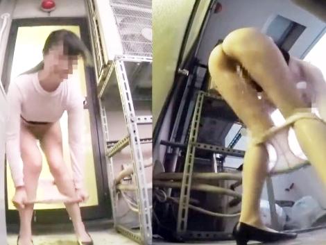 【素人OL】＜我慢お漏らし＞オフィスのトイレに先客がいて仕方なくベランダでおしっこ放尿してしまうお姉さんたちを盗撮！