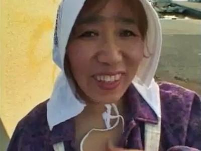 田舎暮らしの熟女ナンパ！！爆乳おっぱいを野外で放り出すムチムチの人妻BBAと漁港で青姦セックスハメ撮り！【素人】