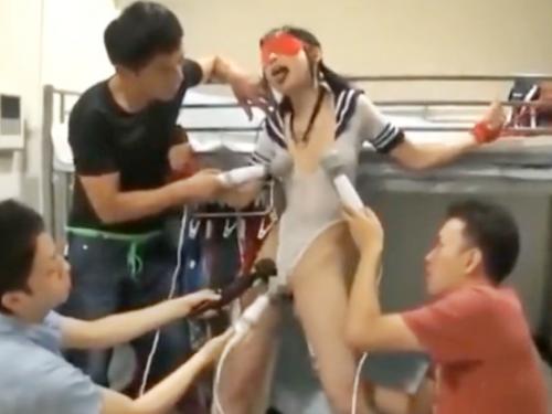 家出JKを目隠し拘束して電マ調教！黒髪ロリ美少女に水着コスプレさせて強制フェラチオ！中出しSEXする男たち【跡美しゅり】