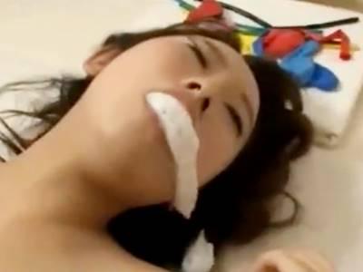 【閲覧注意】アソコの中で風船を膨らませて破裂させる拷問プレイで口から泡吹いて痙攣する巨乳美少女が失神KO