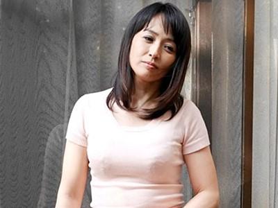 《人妻熟女》『私のアソコ、見たんでしょう？』ノーパンでワレメを露出して僕を誘惑してくる隣の奥さん！安野由美