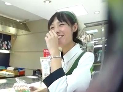 《素人個人流出》洋菓子のお店でロックオンした可愛い店員さん！お肌ツルツルの本物美少女パンチラを逆さ撮り痴漢盗撮！！
