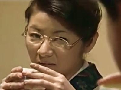 娘婿を狙うケダモノのような嫁の母！娘を亡くした熟女義母が義息子の肉棒に手を出す近親相姦！！《ヘンリー塚本》