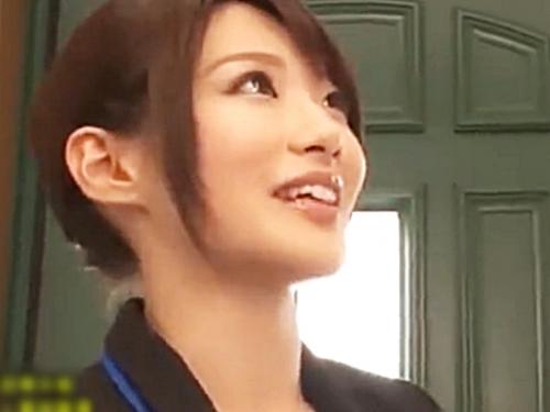 【相沢みなみ】保険の契約をして欲しい美人営業のOLお姉さんがエロフェラ手コキで客チ〇ポのザーメンを搾り取る！！