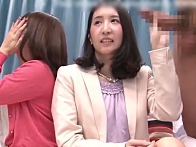 《人妻センズリ》『重いです…♡』筋肉とビッグ肉棒に恥じらう熟女奥様がオナニーサポートで射精お手伝い♥♥【おばさん】