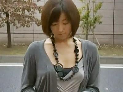 《ヘンリー塚本》医者と待ち合わせする不倫熟女人妻！昼間から淫行に溺れ他人チ●ポでハメ狂う背徳の巨乳おばさん
