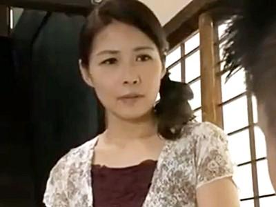 《友達の母親》『そんなのダメよ』強引なキスで迫られた熟女人妻が陥落！若いパワーに押し切られ不倫セックス！！