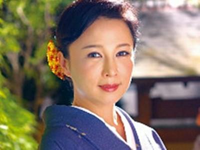 【着物熟女】美しすぎる四十路…温泉旅館を経営する美人な親戚の叔母さん！女将の花園へ種付けする中出し近親相姦SEX！！