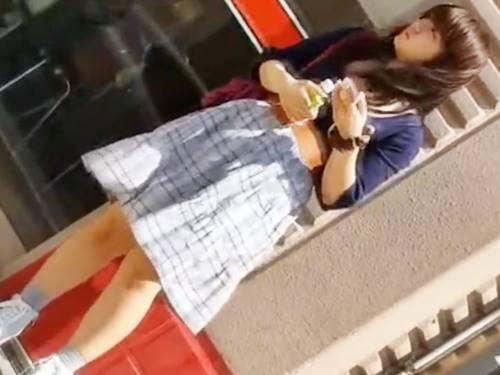【街撮り・盗撮】お店の前にいた素人美少女がスカートでしゃがみパンチラしたので通りすがりに隠し撮りする痴漢さん