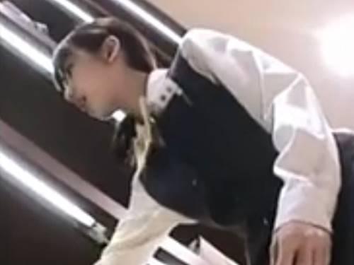 【パンチラ逆さ撮り】百貨店の美少女系お姉さん！接客する制服スカートの中のパンティを痴漢盗撮