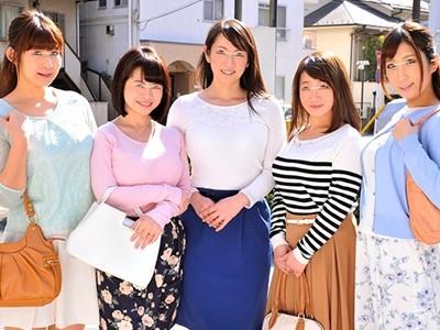 《人妻ハーレム》幼稚園に子どもを送り届けた美熟女ママ友さん！！人生初の王様ゲームで童貞筆おろし！！
