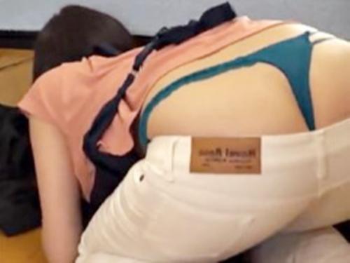 【人妻】派遣されてきた欲求不満な熟女おばさんがお尻丸出しローライズTバックで誘惑！我慢できずに孕ませ中出し膣内射精！！