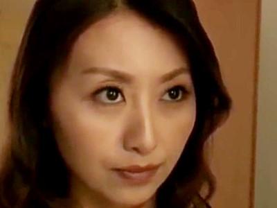 《熟女》甥っ子を寝取ったスレンダー美人な妖艶叔母さん！関係を知った母親も強引に引き込み３P近親相姦♥【青木玲】