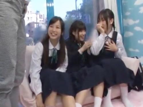 【ロリJK】＜マジックミラー号＞ウブな制服女子校生3人組がチ〇ポに興味津々！可愛いおっぱいやマ〇コを弄られてセックス！