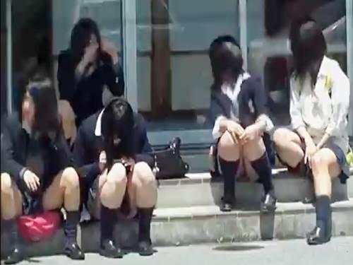 《JK盗撮》見えても気にしない大胆なピチピチ素人女子校生たちの制服パンチラ！可愛いパンティとむちむち太ももが眩しい
