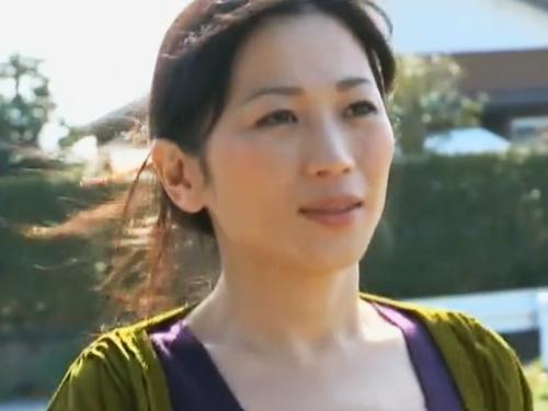 《ヘンリー塚本》万引きを見つかった熟女美人妻が何でもするとお願いして店員とSEXで見逃してもらう