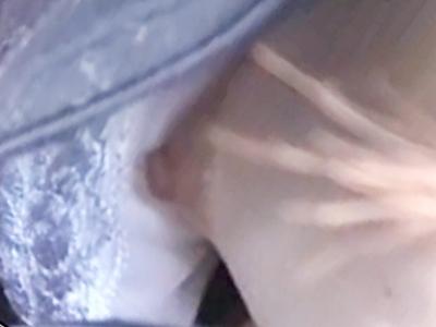 【乳首全開】お乳をポロリしてしまったお姉さんが野外で盗撮された映像が流出！《素人・胸チラ》