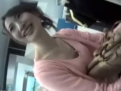 【胸チラ盗撮】胸元がゆるかった美人アパレルショップ店員さんの流出映像がこちら《素人》