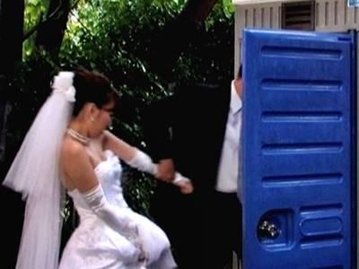 「なんで…こんな時に…！」結婚式の最中に仮設トイレに連れ込まれ中出しレイプされるウエディングドレス新妻！《人妻》