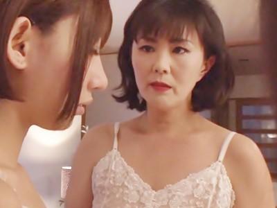 【円城ひとみ×乙葉ななせ×岸杏南】『レズからは逃れられないわ』女系一家に生まれた姉妹が熟女母親の命令で貝合わせ近親相姦♡